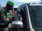 personel-tni-memeriksa-pengendara-di-titik-penyekatan-pintu-tol-pasteur-kota-bandung.jpg