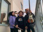 personel-voice-of-baceprots-firdda-kiri-euis-tengah-dan-widi.jpg