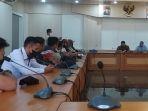 perwakilan-pedagang-kaki-lima-saat-beraudiensi-dengan-anggota-dprd.jpg