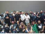 peserta-ngobrol-bareng-jim-adhi-limas-berfoto-bersama_20180103_181402.jpg