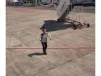 petugas-bandara-menari-tarian-tradisional-khas-Papua.jpg