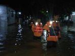petugas-bpbd-kabupaten-cirebon-saat-membantu-warga-terdampak-banjir.jpg