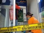 petugas-cek-atm-mandiri-di-bandung.jpg