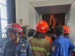 petugas-diskar-pb-kota-bandung-saat-proses-evakuasi-6-warga-yang-terjebak-dalam-lift-stasiun-cimekar.jpg