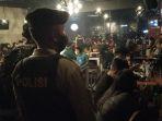 petugas-gabungan-dari-tni-polri-dan-satpol-pp-menggelar-patroli-di-wilayah-kota-bandung.jpg