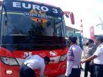 petugas-gabungan-saat-melakukan-ramp-check-bus-di-terminal-ciakar-sumedang-rabu-2272020.jpg