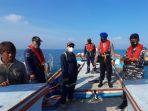 petugas-gabungan-saat-operasi-speedboath-sp-napoleon-052-di-perairan-kabupaten-sukabumi.jpg