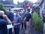 petugas-kemenkumham-bali-dan-polisi-saat-mendatangi-ab-di-gianyar.jpg