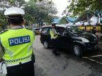 petugas-memerika-pengendara-di-jalur-wisata-pantai-citepus-sukabumi-sabtu-1612021.jpg