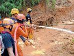 petugas-mencari-erpan-mustopa-8-yang-tertimbun-longsor-di-kampung-cilengkong.jpg