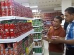 petugas-mengecek-makanan-dalam-kemasan-kaleng_20180331_173924.jpg