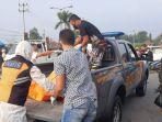 petugas-mengevakuasi-jasad-bocah-tanpa-identitas-di-terminal-tipe-a-kota-tasikmalaya.jpg