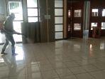 petugas-menyemprotkan-disinfektan-di-masjid-agung-garut.jpg