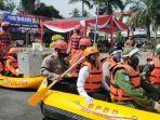 petugas-naik-perahu-karet-simulasi-pengamanan-pilkada-kabupaten-tasikmalaya-4122020.jpg