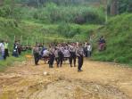 petugas-polres-cianjur-berjaga-di-gua-gunung-rosa.jpg
