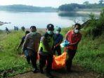 petugas-polsek-selorejo-mengevakuasi-jasad-pria-yang-ditemukan-pemancing.jpg