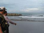 petugas-saat-berada-di-lokasi-dua-anak-hilang-terseret-ombak-di-pantai-karangsaru.jpg