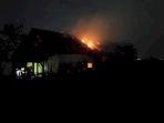 petugas-saat-memadamkan-rumah-milik-karnoto-yang-terbakar-di-desa-sukrawetan.jpg