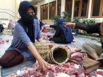 petugas-saat-memasukan-daging-kurban-ke-dalam-bongsang.jpg