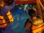 petugas-saat-mengevakuasi-jenazah-masirin-24-yang-tenggelam-di-perairan-laut-kalimantan-barat.jpg