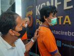 petugas-saat-mengintrogasi-sm-dalam-konferensi-pers-di-mapolresta-cirebon.jpg