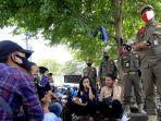 petugas-sat-pol-pp-kota-bandung-melakukan-patroli-protokol-kesehatan.jpg