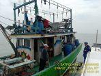petugas-satpol-airud-polres-indramayu-saat-menjemput-para-abk-km-putra-barokah.jpg