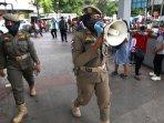 petugas-satpol-pp-kota-bandung-berkeliling-mengingatkan-kepada-warga.jpg