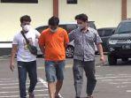 petugas-satres-narkoba-polres-kuningan-saat-menggiring-fa-terduga-pengedar-sabu.jpg