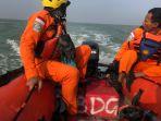 petugas-timsar-gabungan-sedang-melakukan-pencarian-korban-perahu-terbalik.jpg