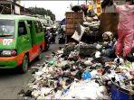 petugas-truk-sampah.jpg