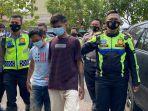 petugas-turjawali-satuan-lalulintas-polres-karawang-menangkap-dua-pengendara-motor.jpg