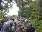 pohon-timpa-truk-cikembar.jpg