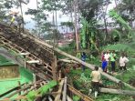 Warga Gotong-royong Singkirkan Pohon Tumbang Akibat Puting Beliung