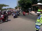 polisi-alihkan-lalu-lintas-di-jalur-utama-pantura-cirebon_20150723_151439.jpg