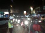 polisi-atur-lalu-lintas-di-lembang_20151231_205103.jpg