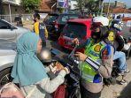 polisi-bagikan-masker-27-okt-2020.jpg