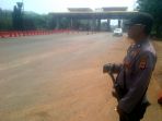 polisi-bersenjata-siaga-di-gt-jatiluhur-purwakarta_20170418_140435.jpg