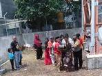 polisi-beserta-warga-berhasil-evakuasi-asyari-43-dari-atas-tower-seluler.jpg