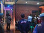polisi-dan-bnn-saat-menggelar-razia-di-tempat-karaoke-di-sumedang.jpg