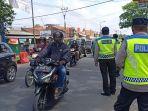 polisi-melakukan-penyekatan-di-jalan-cinunuk-kabupaten-bandung-pada-kamis-1352021.jpg