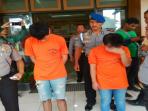 polisi-memamerkan-dua-muncikari-yang-menjadi-tersangka_20160302_173330.jpg