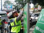 polisi-membersihkan-dan-mengecat-sejumlah-rambu_20160614_171611.jpg