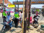 polisi-menilang-pengendara-di-kadipaten.jpg