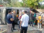 polisi-saat-antarkan-korban-ke-rumah-duka.jpg