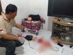 polisi-saat-melakukan-olah-tkp-di-kamar-tidur-korban-diduga-charger-tewas.jpg