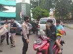 polisi-saat-razia-dan-berikan-masker-ke-pengendara-198.jpg