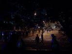 polisi-tembakan-gas-air-mata-bubarkan-pendemo.jpg