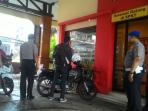 polres-cimahi-periksa-tamu-yang-datang_20160114_132549.jpg