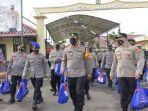 polres-indramayu-bagi-bagi-sembako-ke-tetangga.jpg